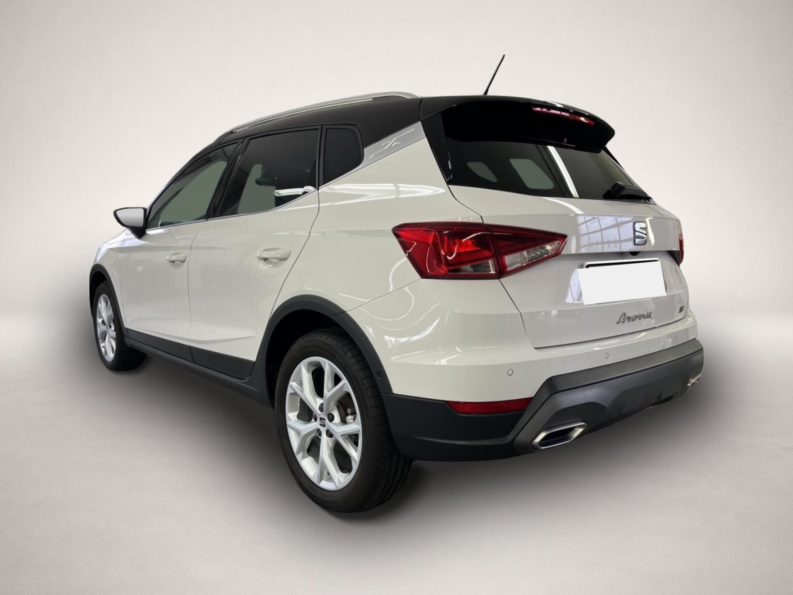 Fotografie des Seat Arona 1.0 TSI DSG AB186EUR FR NAVI REAR VIEW SHZ