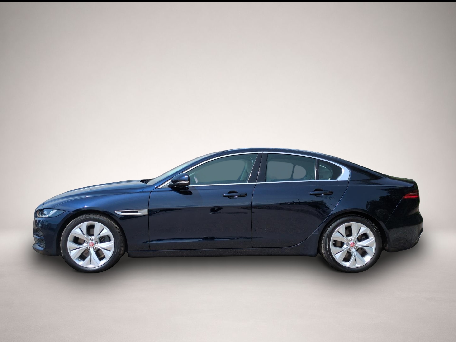Bild 2 Jaguar XE P250 S Kamera LED PDC Keyless Temp. SHZ DAB+
