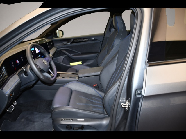 Fotografie 3 des Volkswagen Passat Variant 1.5 TSI eHybrid DSG R-Line Matrix