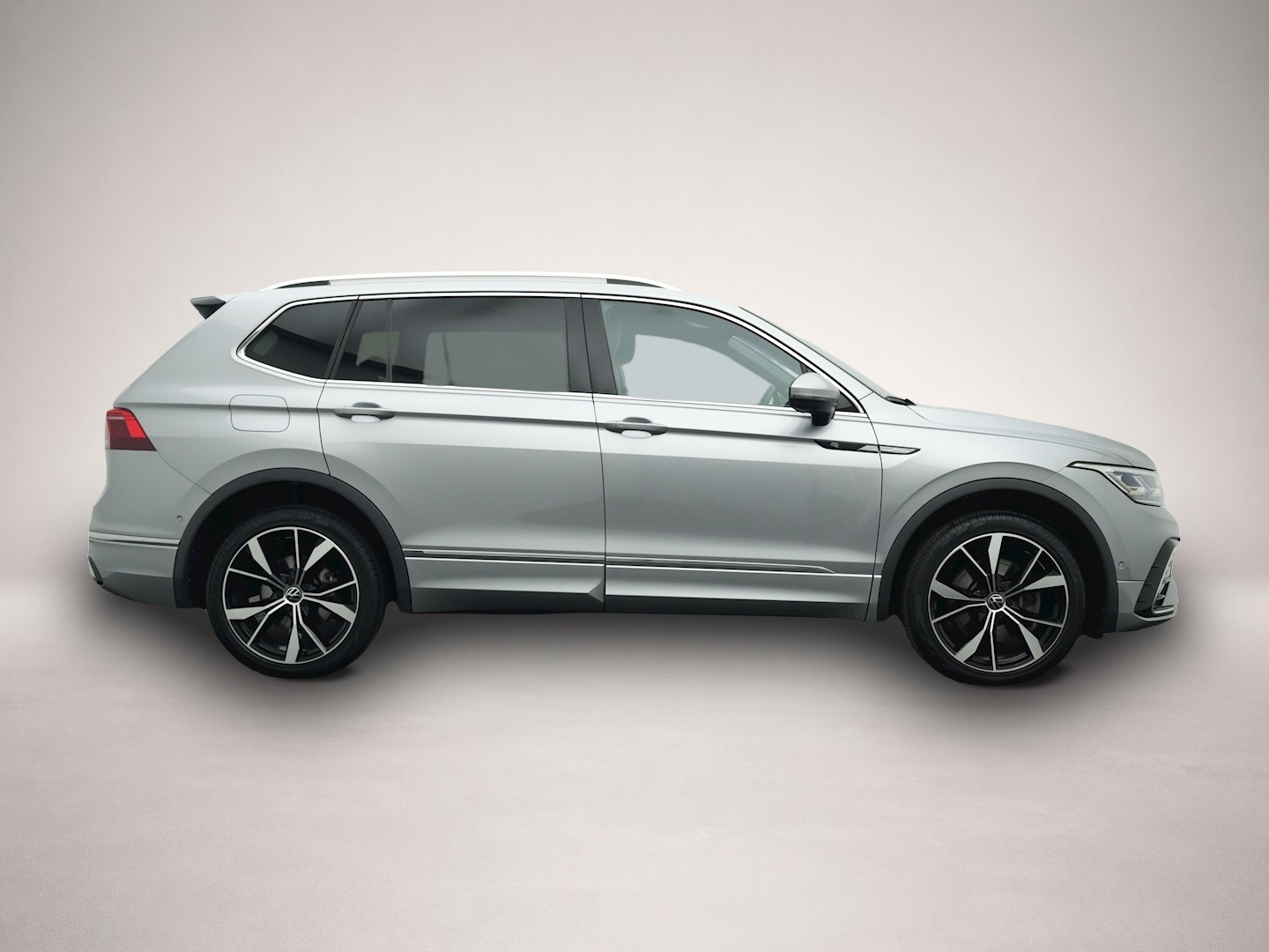 Fotografie des Volkswagen Tiguan Allspace 2.0 TSI DSG 4Mo. R-Line 5-SITZE