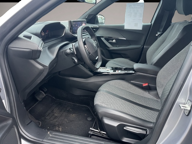 Bild 7 Peugeot 2008 Allure EAT8 AHK ALLWETTER PDC SHZ KLIMAAT C