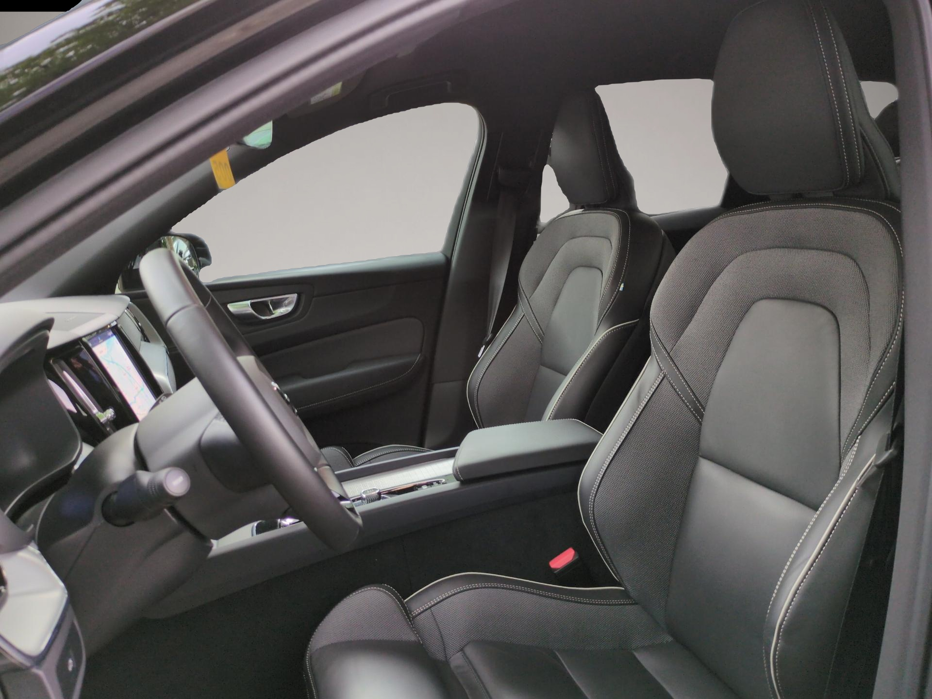 Fotografie des Volvo XC60 XC 60 Plus Black Edition AWD