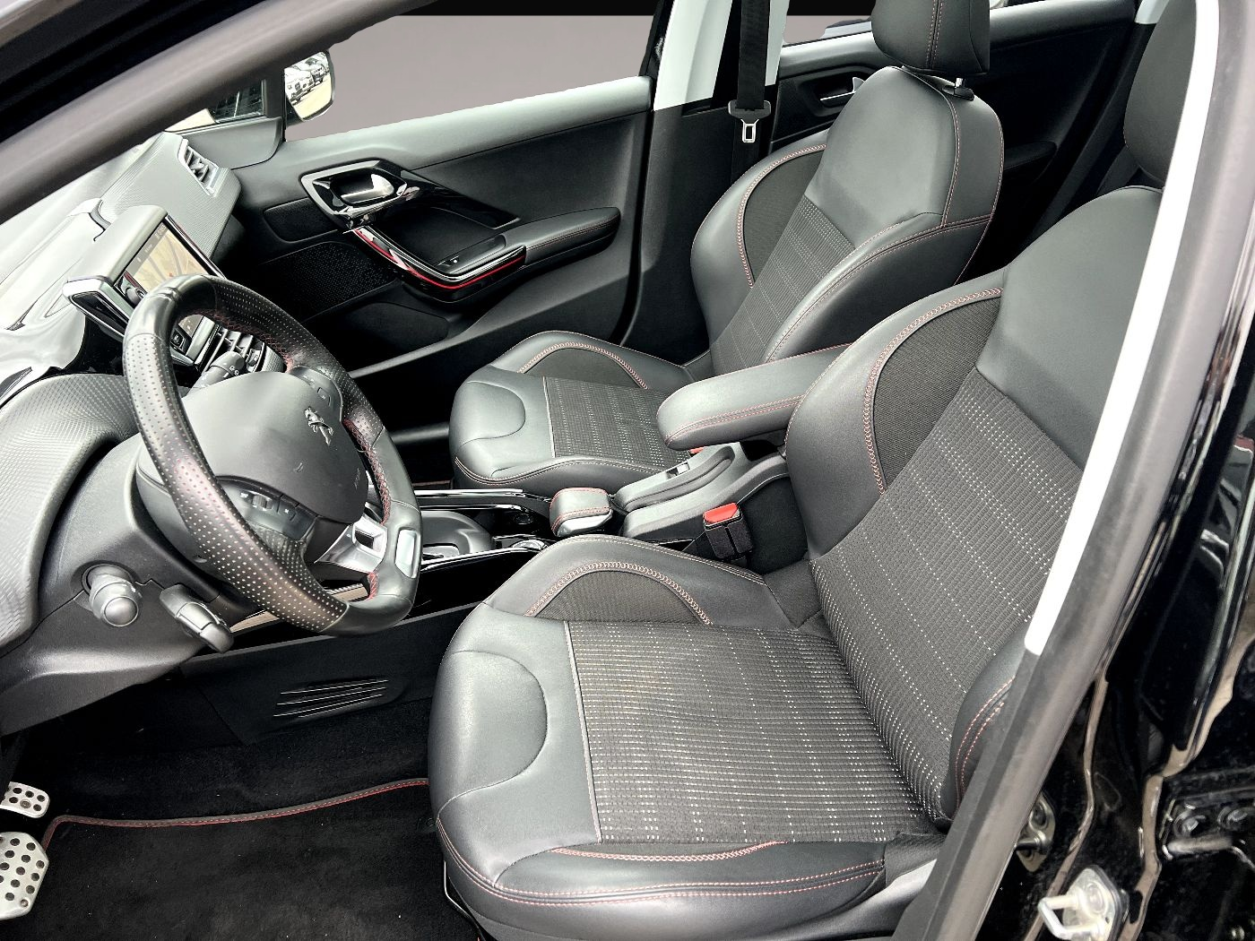 Bild 7 Peugeot 2008 1.2 PureTech 130 Allure *Navi Pano Sitzh.*