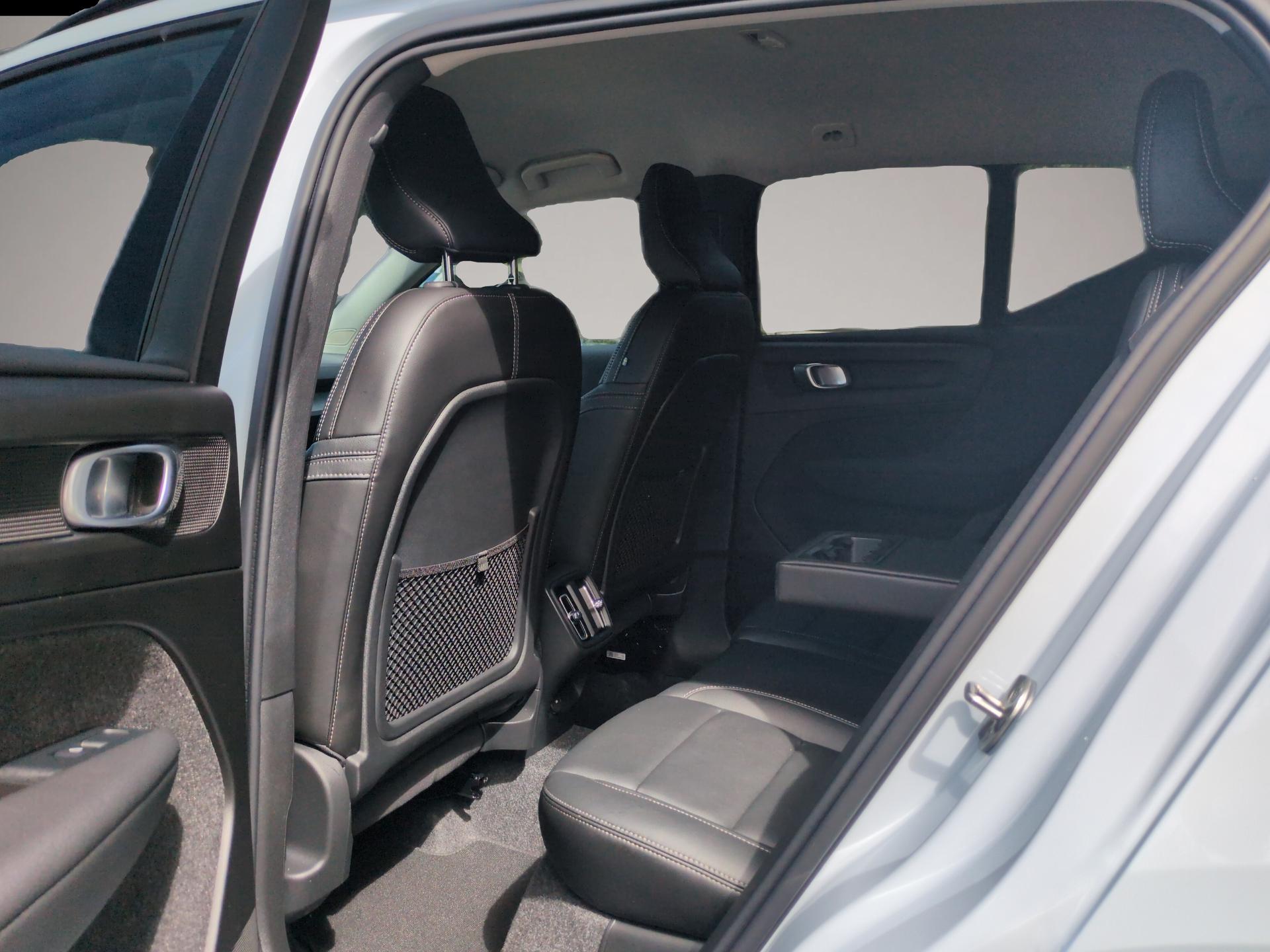 Fotografie des Volvo XC40 B3 (Benzin) Plus Dark 2WD Automatik Bluetoo