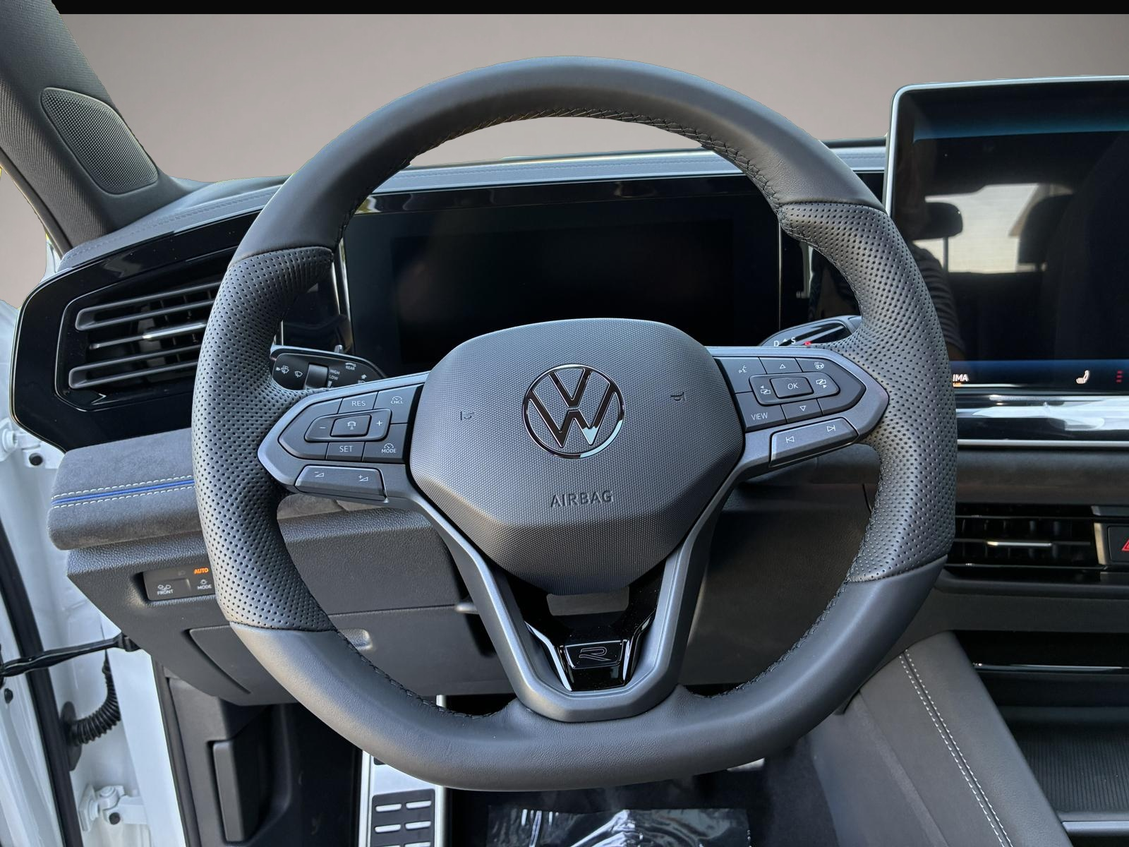 Fotografie 1 des Volkswagen Tiguan 2.0 TDI DSG R-Line Head Up Black 360 AHK