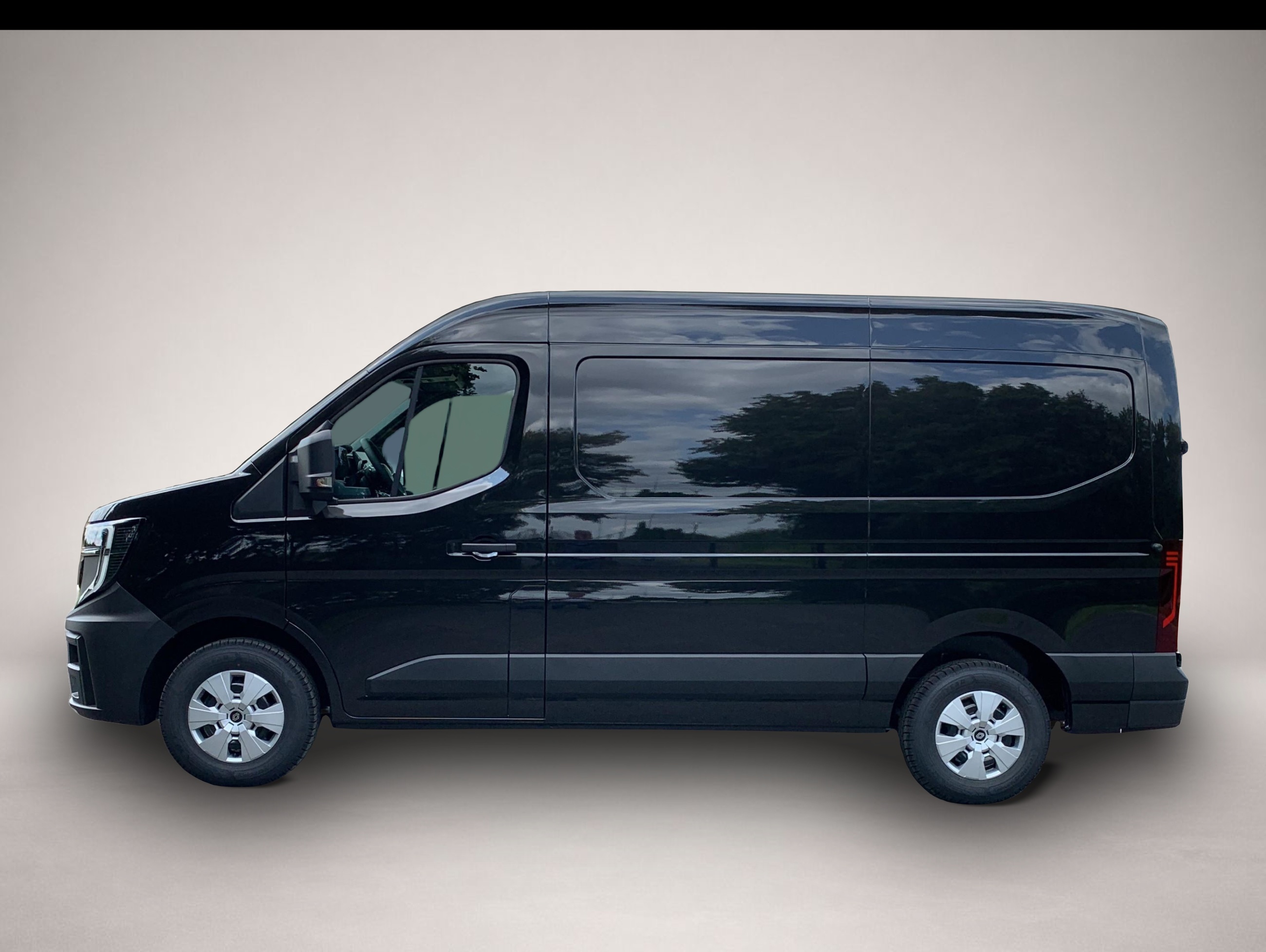 Fotografie des Renault Master AT9/170 PS/ 3,5t/ L3H2/AHK /270°/Parking