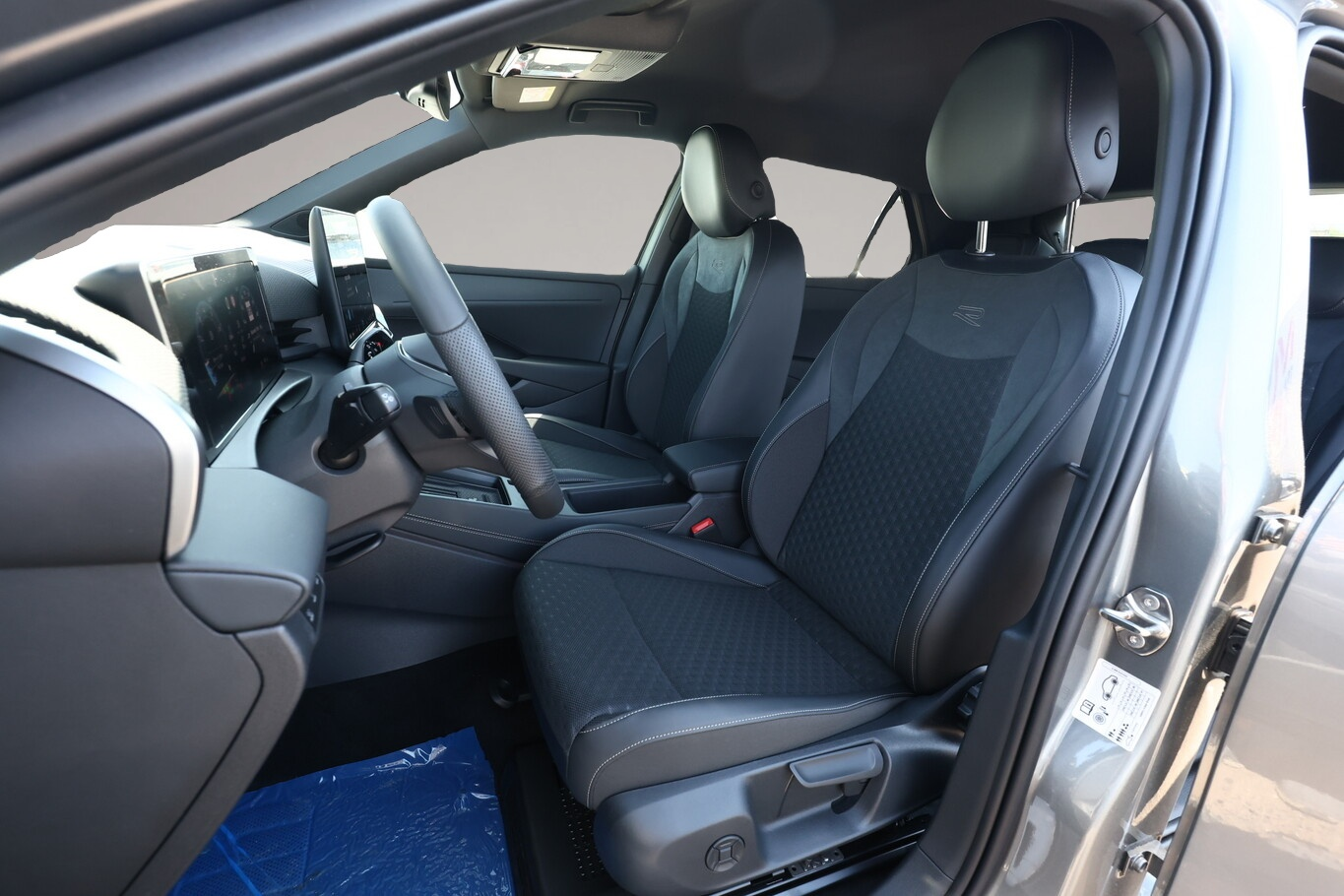 Bild 6 Volkswagen T-Roc R-Line EasyO 5JGar Kam SHZ PrivG ParkAss+