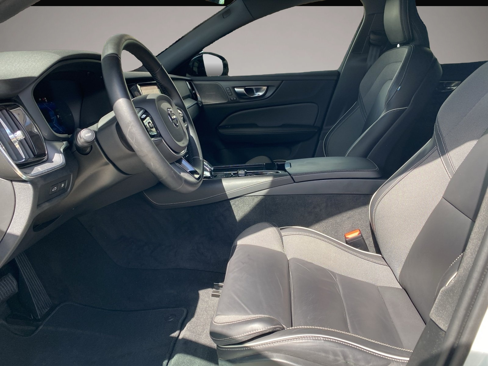 Bild 7 Volvo V60 Kombi T8 Plus Dark Recharge SitzHZG*DAB*Navi