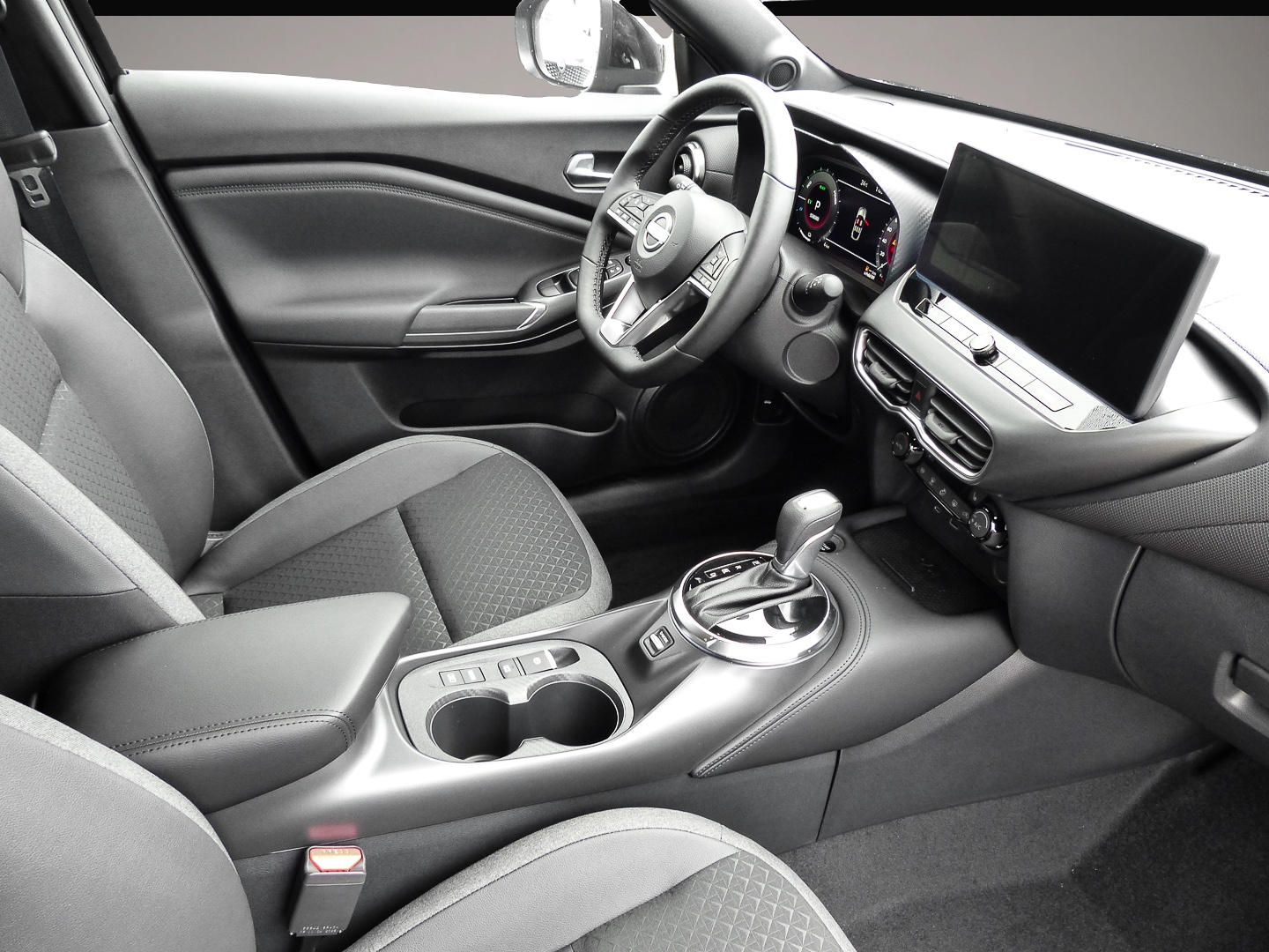 Bild 3 Nissan Juke N-Connecta 1.6 Hybrid 4AMT 143PS Winterpake