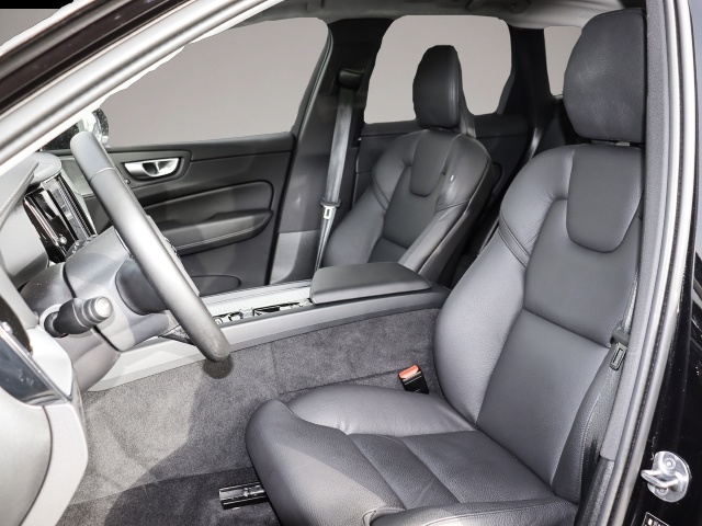 Fotografie des Volvo XC60 Ultra Dark Recharge Plug-In Hybrid AWD T8 T