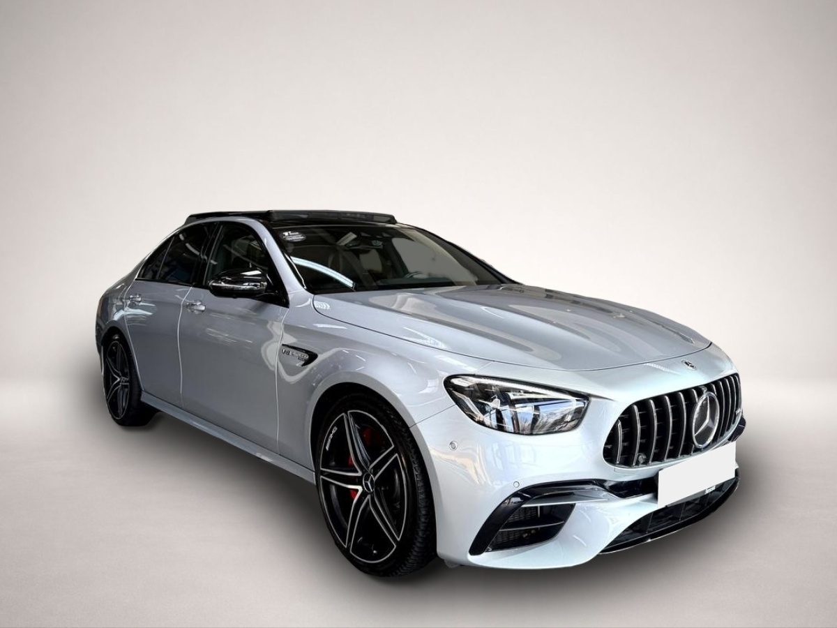 Fotografie des Mercedes-Benz E 63 AMG S 4M+ Night Drivers-P. Pano 360 Burm.