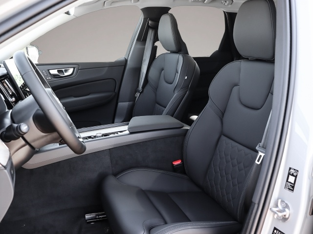 Bild 6 Volvo XC60 B5 AWD Plus Dark Panorama Head-Up