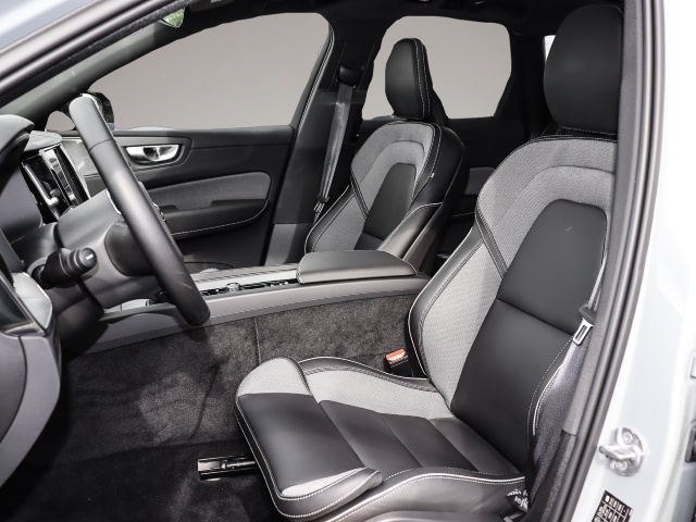 Bild 6 Volvo XC60 R Design Plus Dark Recharge Plug-In Hybrid