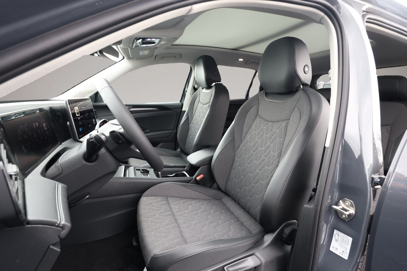 Bild 5 Volkswagen Tiguan DSG LED+ Pano Nav 5JGar IQ.DRIVE 18Z SHZ