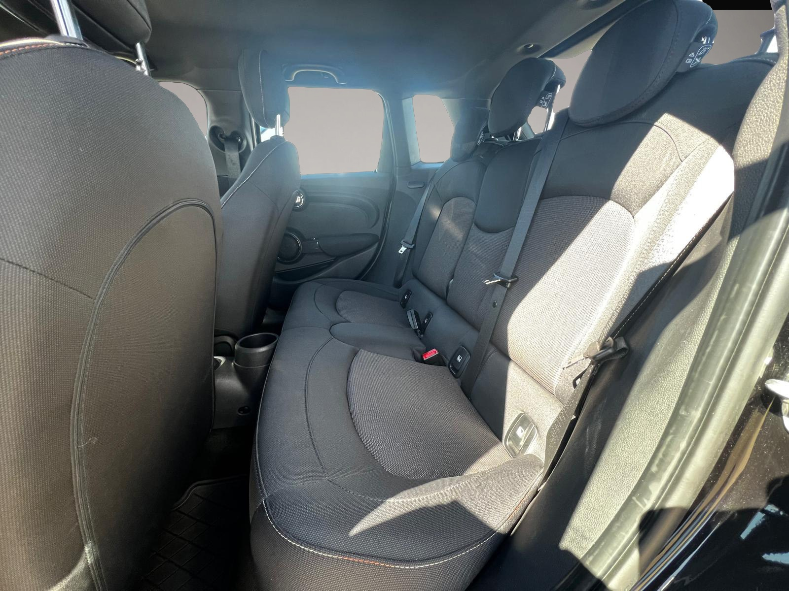 Fotografie 5 des MINI Cooper 1.5 5-türig Cooper Essential Trim NAV Sit