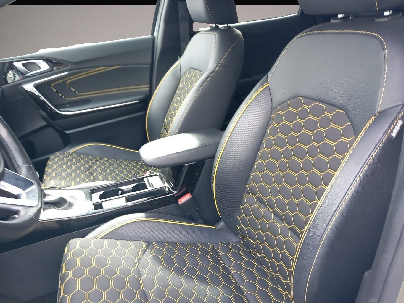 Fotografie 6 des Kia Xceed 1.6 T-GDI 204 DCT Launch Edition Nav PanoD