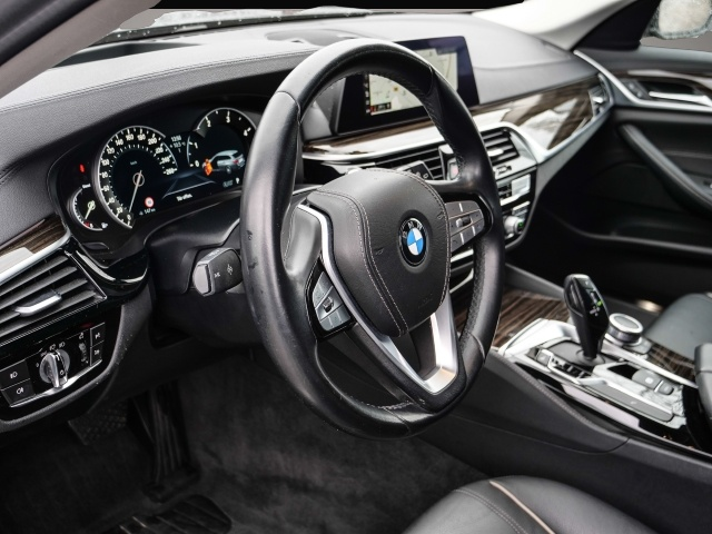 Fotografie 3 des BMW 520 d Luxury Line Touring Mild Hybrid Park-Assis