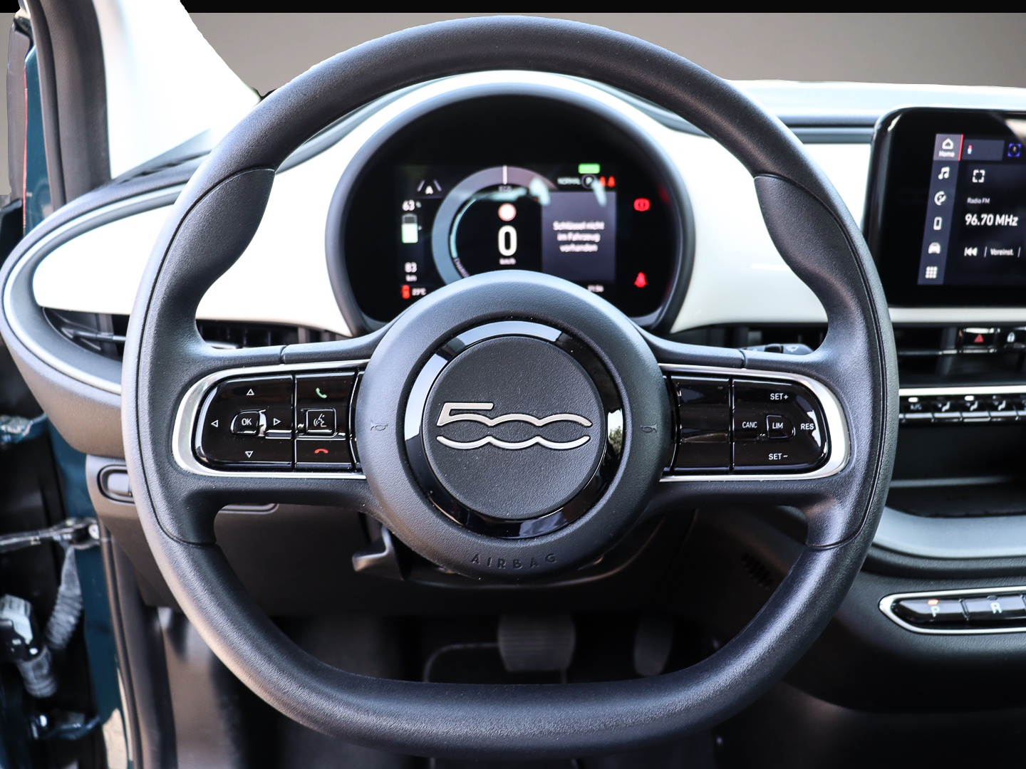 Bild 5 Fiat 500e Action Apple CarPlay Android Auto Fahrerpro