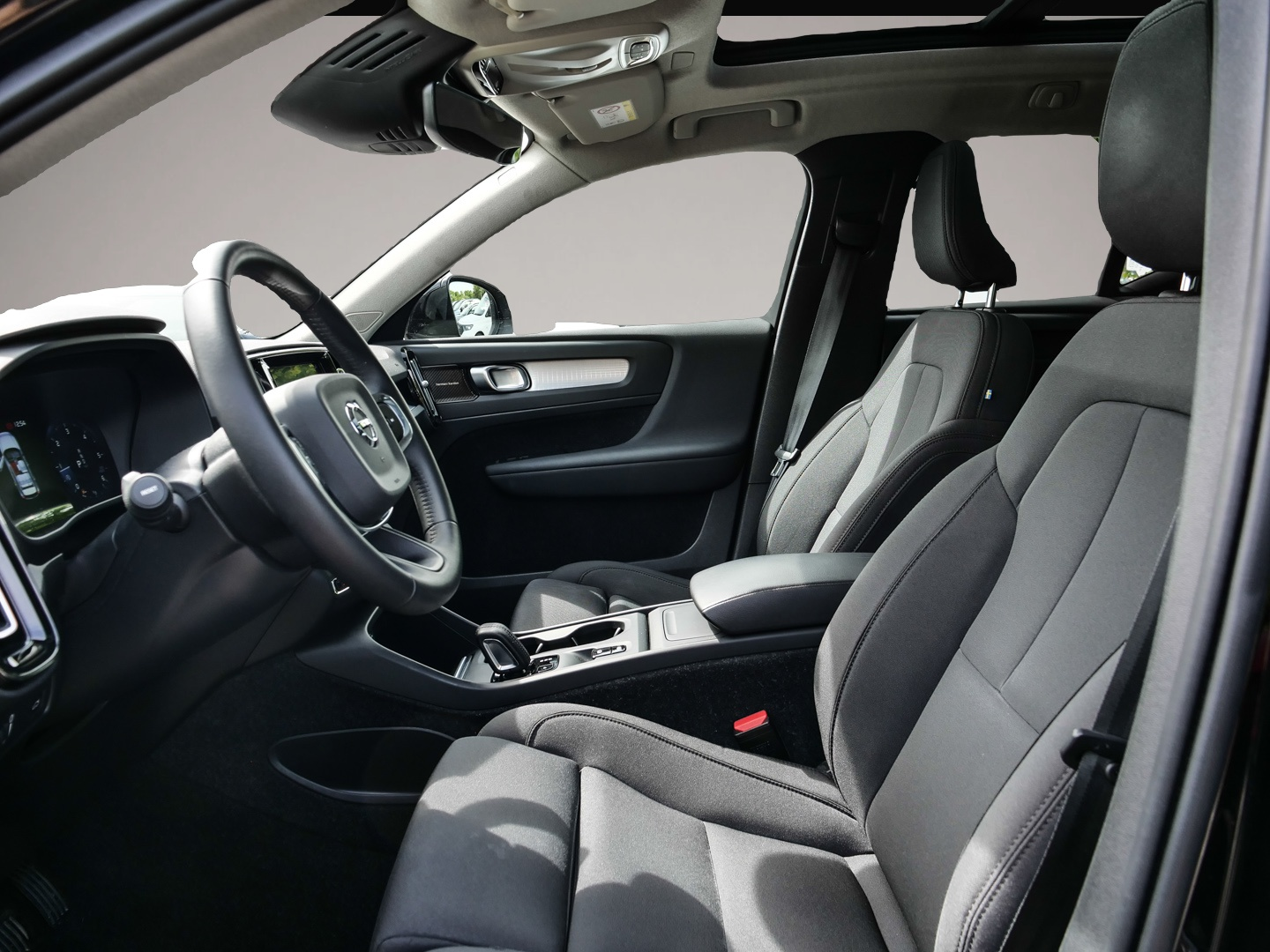 Bild 4 Volvo XC40 Momentum AWD El. Panodach Navi Digitales Co