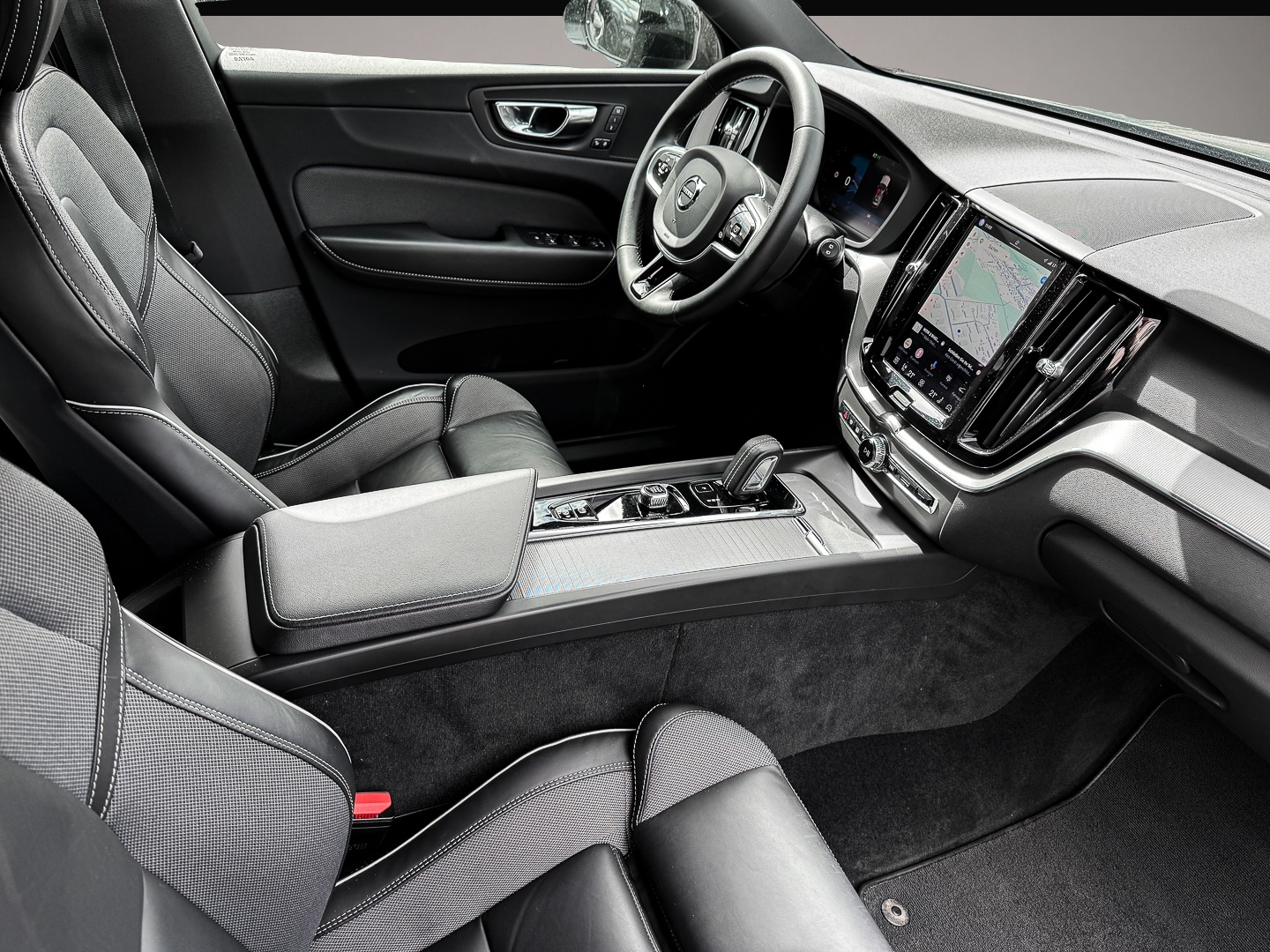 Bild 3 Volvo XC60 R Design AWD AHK Navi Leder Digitales Cockp