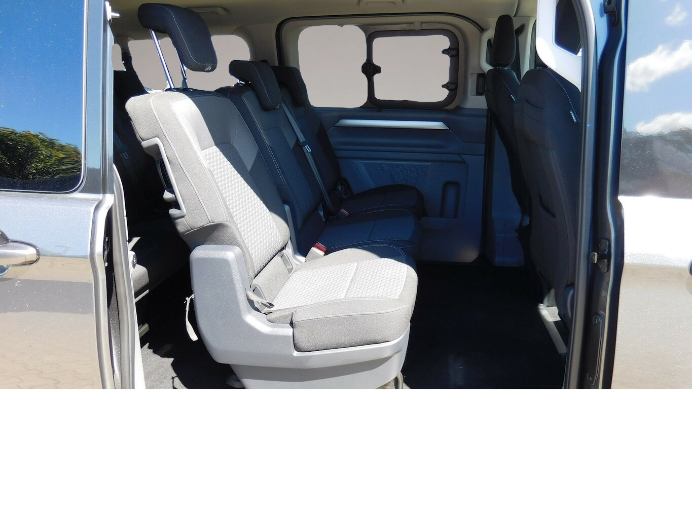 Bild 7 Volkswagen T7 Caravelle 2.0 TDI 8 Sitze Navi Klima DSG AHK.