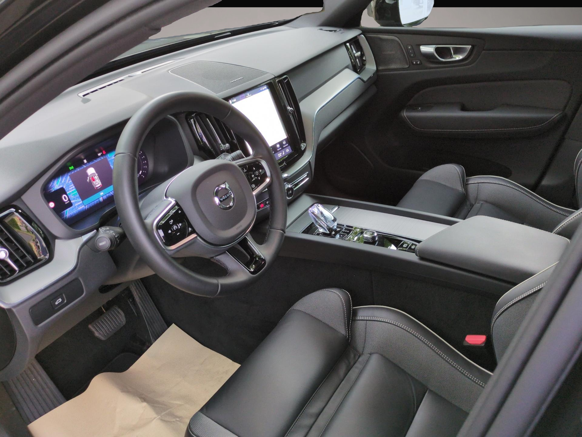 Fotografie des Volvo XC60 XC 60 Plus Black Edition AWD