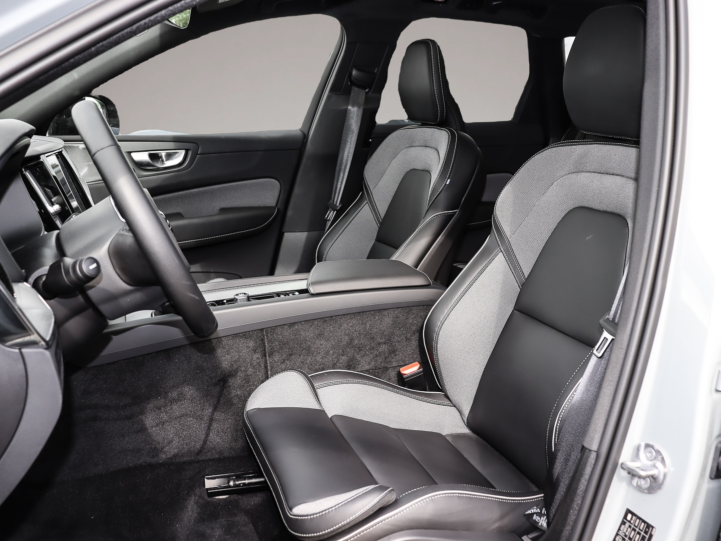 Bild 6 Volvo XC60 R Design Plus Dark Recharge Plug-In Hybrid