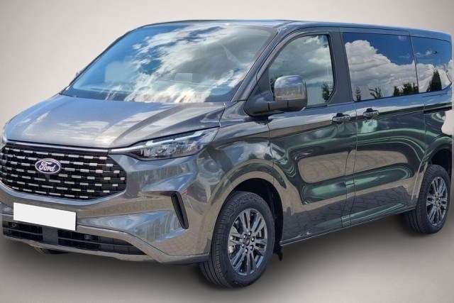 Fotografie 1 des Ford Tourneo Custom 320 L1 BUS 2.0 TDCi 125kW 8Gg-Aut AWD Titanium -