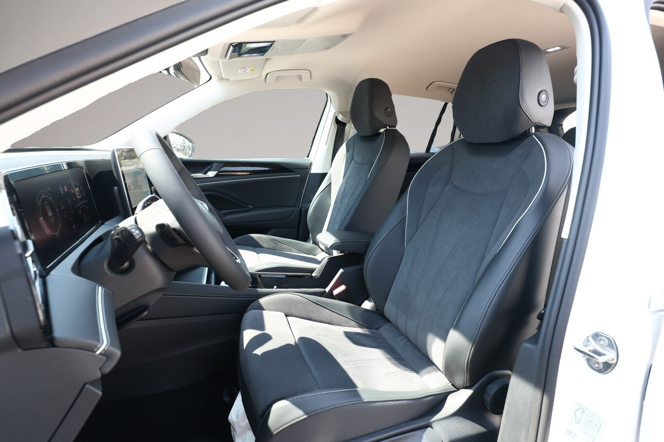 Bild 5 Volkswagen Tiguan Eleg. 4M Nav DCC+ LED+ SHZ eHk KeyL ParkA