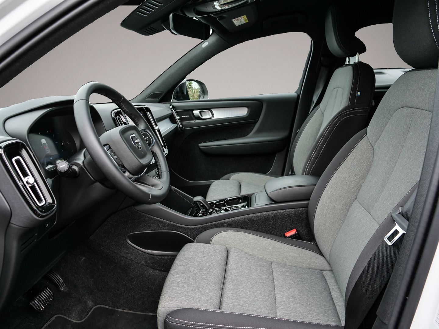 Bild 4 Volvo XC40 Plus Black Edition 2WD StandHZG Digitales C