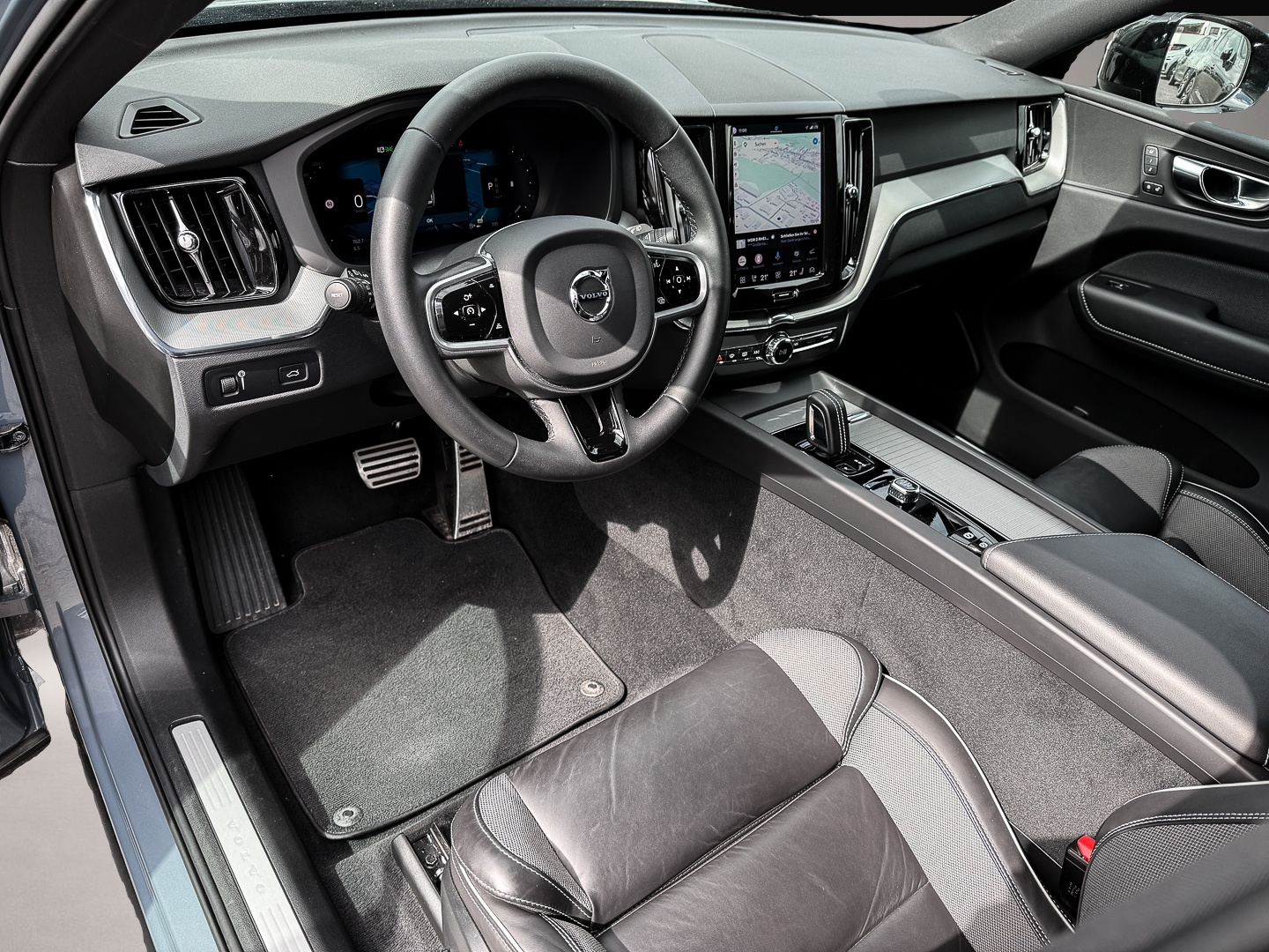 Bild 4 Volvo XC60 R Design AWD AHK Navi Leder Digitales Cockp