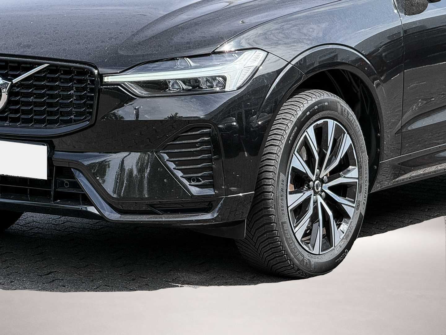 Bild 3 Volvo XC60 Plus Dark 2WD B4 Benzin EU6d Leder Digitale
