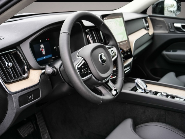 Fotografie des Volvo XC60 FACELIFT Plus Dark AWD HUD Digitales Cockpi