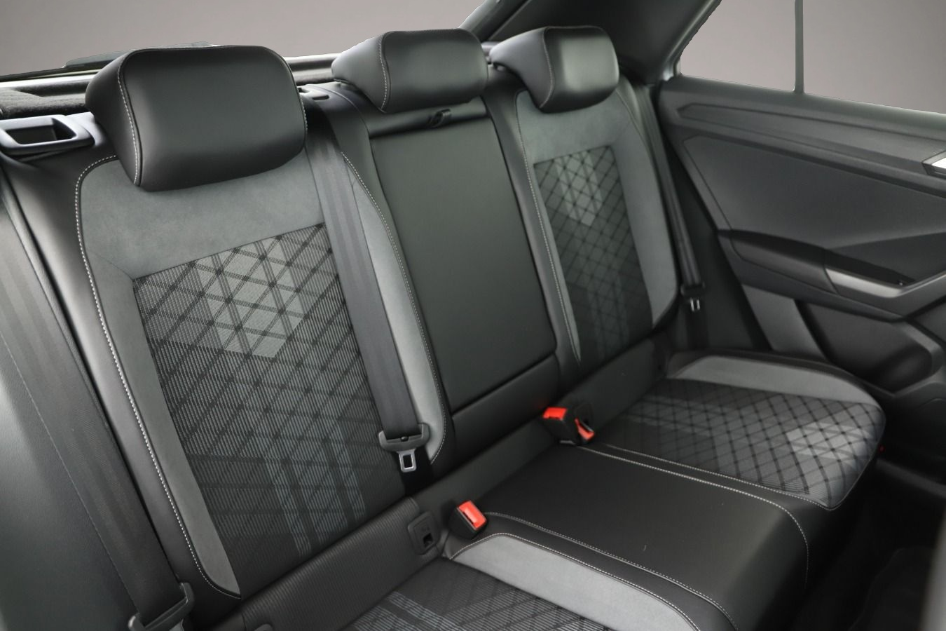 Fotografie des Volkswagen T-Roc 2.0 TDI DSG R line IQ.Light/ACC/Kamera/App