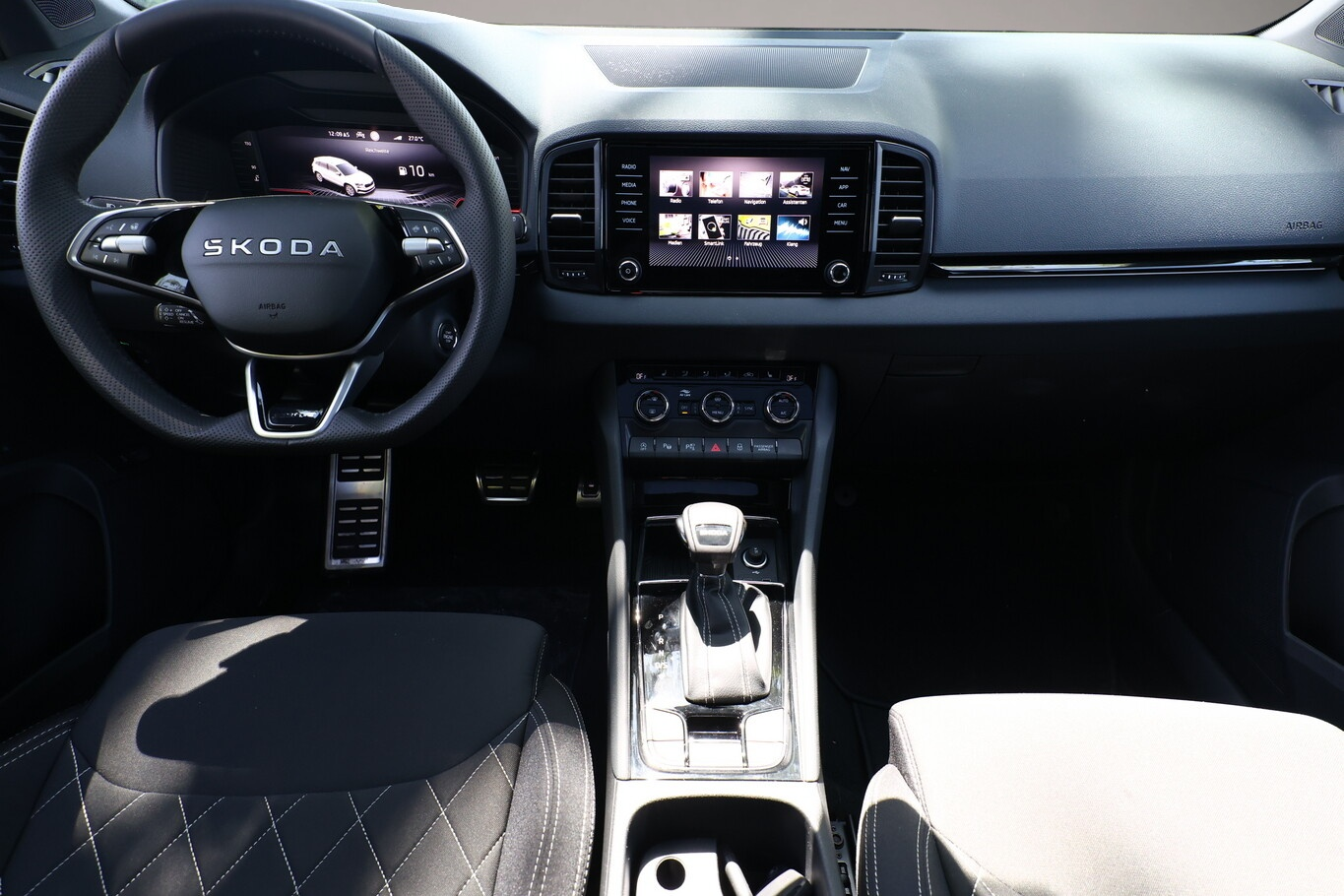 Bild 8 Skoda Karoq DSG Sportl Pano Matrix Nav 360° Canton ACC