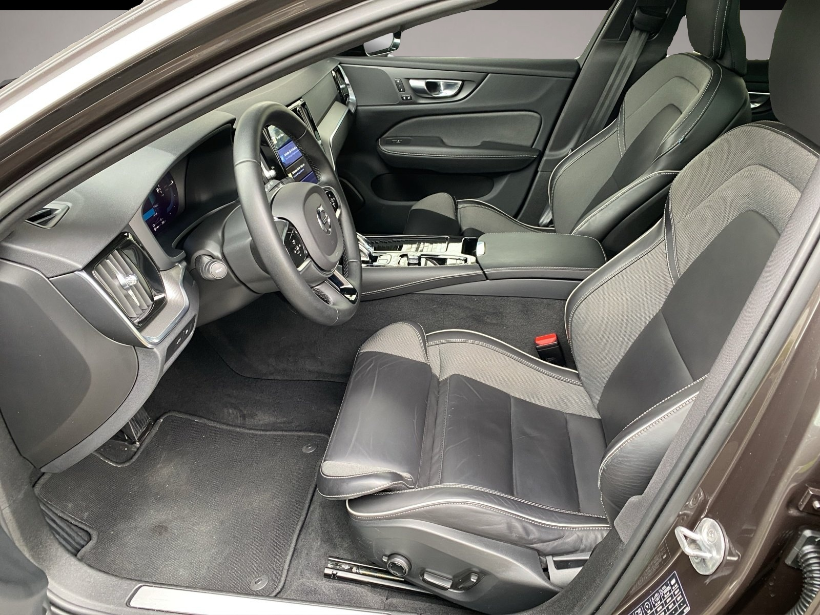 Bild 7 Volvo V60 T8 Plus Dark AHK*LED*StHzg*4xSHZ*WiPa*360°*