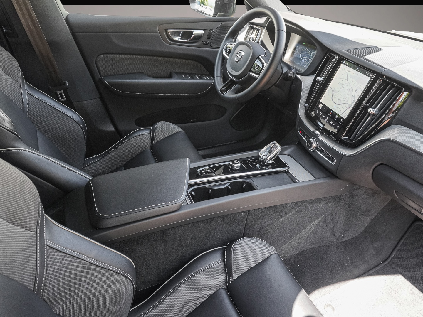 Bild 6 Volvo XC60 Plus Dark 2WD StandHZG Leder Digitales Cock