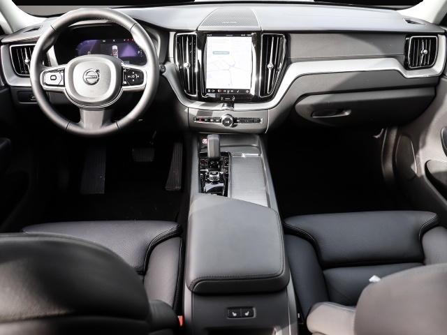 Fotografie des Volvo XC60 Ultra Dark Recharge Plug-In Hybrid AWD T8 T