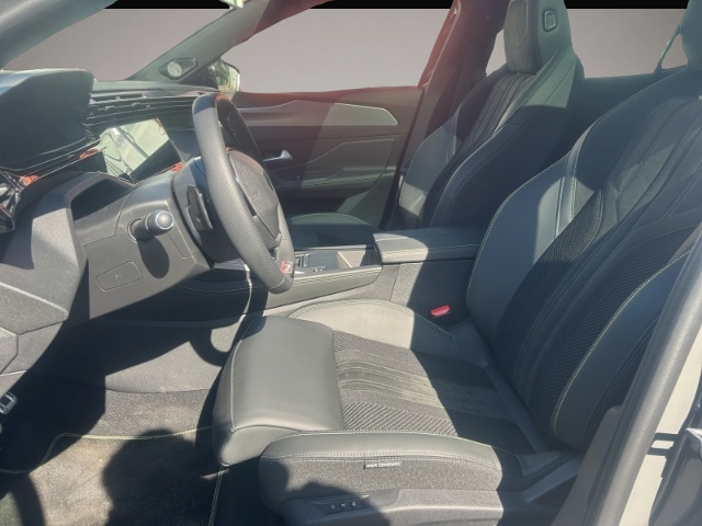 Fotografie des Peugeot 408 GT HYBRID 145 e-DSC6 NAV 360KAM FOCAL AGR PA