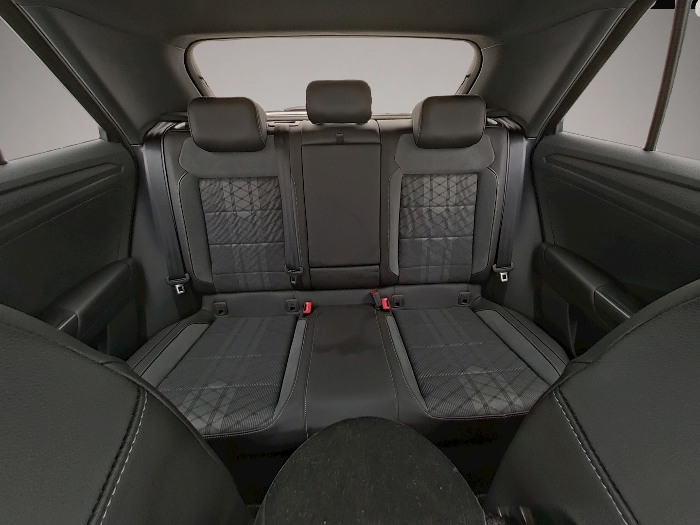 Bild 6 Volkswagen T-Roc 1.5 TSI DSG R-Line AHK NAVI IQ.LIGHT KAMER