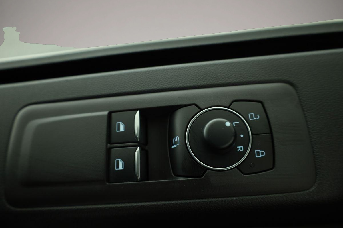 Fotografie des Ford Transit Custom Kombi 320 L1 2.0 Limited, 9-Sitze