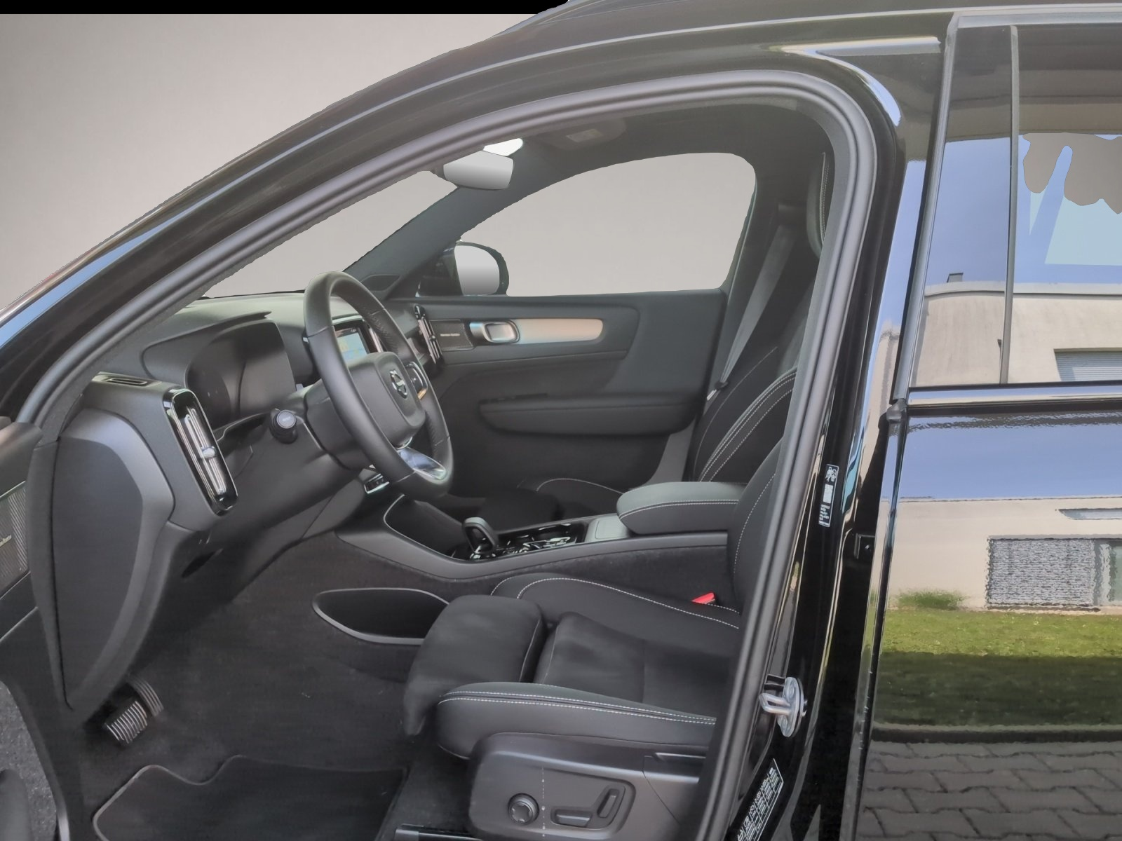 Bild 7 Volvo XC40 B4 Plus Black Edition ACC+LED+Navi+SHZ+360