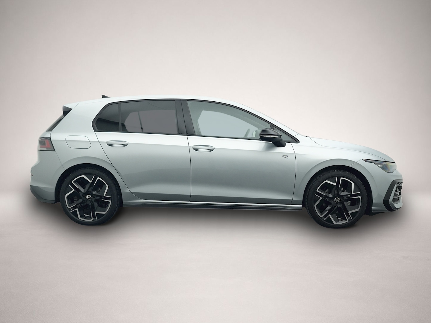 Fotografie des Volkswagen Golf 8 1.5 eTSI DSG R-Line BLACK STYLE PANO IQ.L