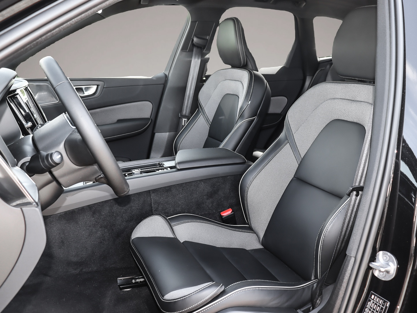 Bild 6 Volvo XC60 Plus Dark Recharge Plug-In Hybrid AWD T8 Tw