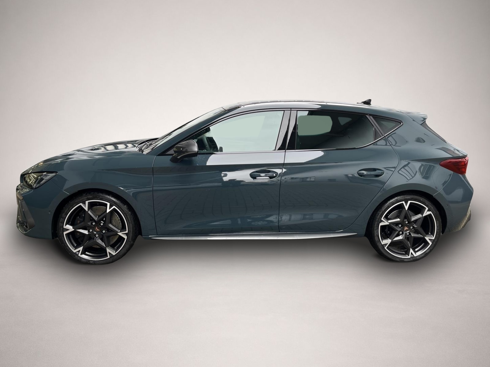 Fotografie des Cupra Leon 2.0 TSI DSG VZ AB 229 EUR PANO MATRIX
