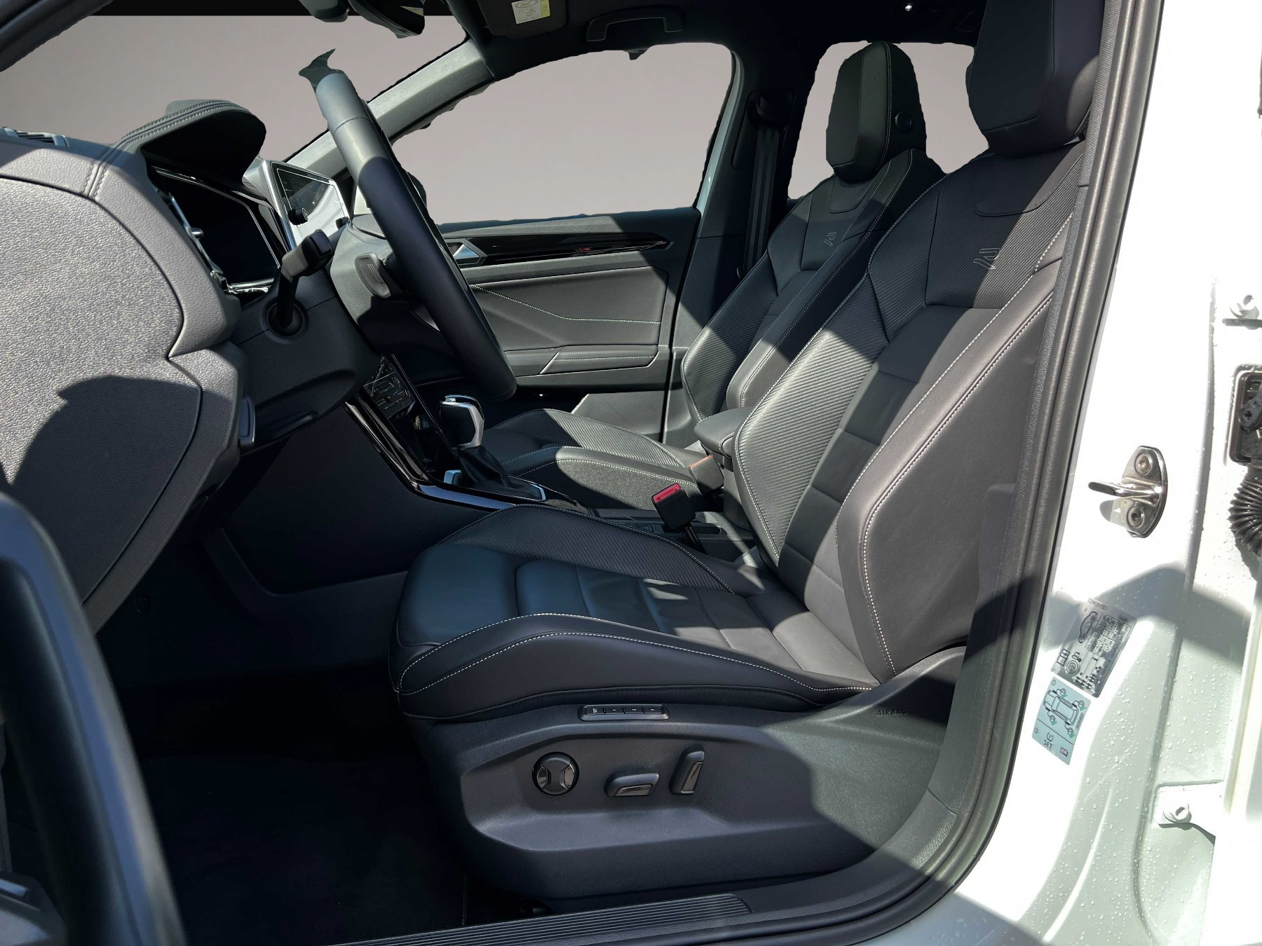 Fotografie 6 des Volkswagen T-Roc 2.0 TDI SCR DSG R-Line AHK Pano IQ.Drive
