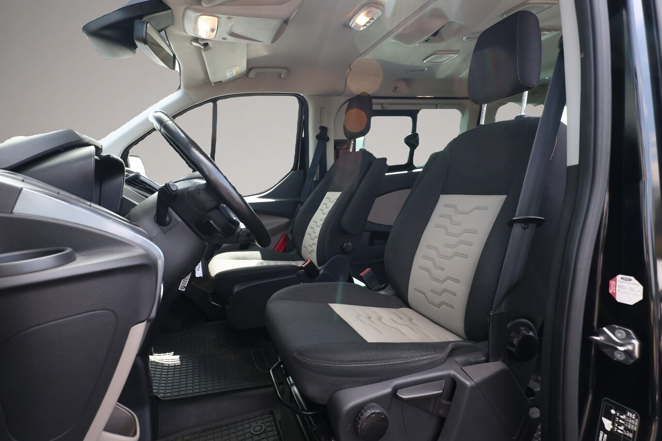 Fotografie des Ford Tourneo Custom 310 L1 2.0 TDCi 170 Titanium AHK