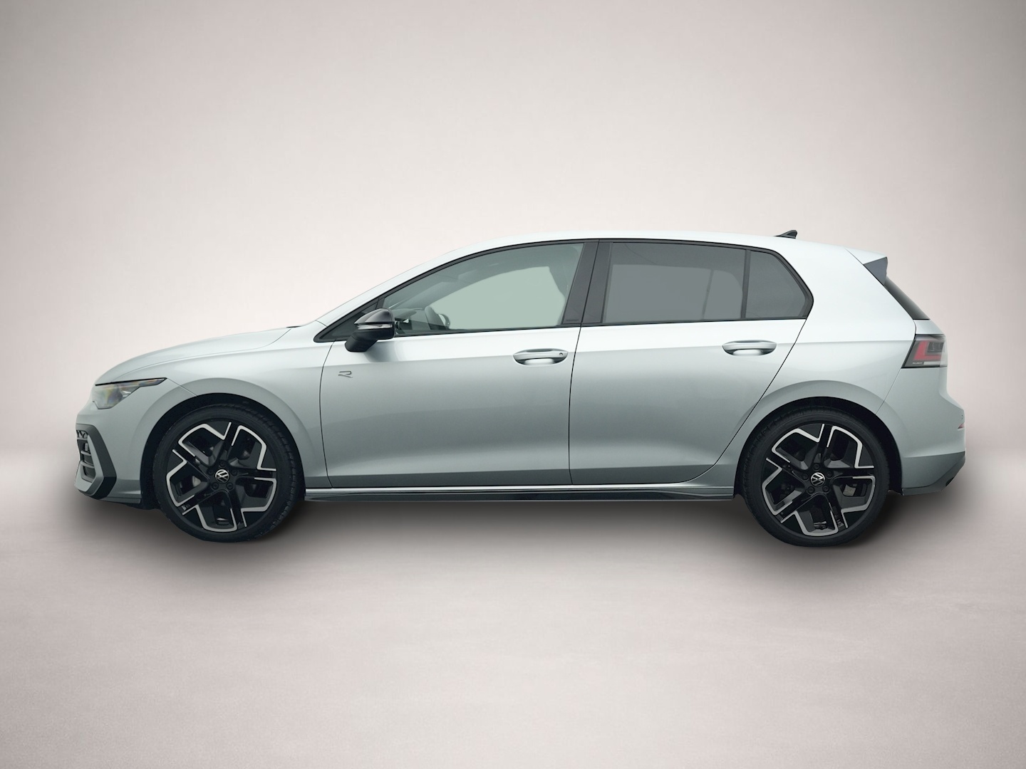 Fotografie des Volkswagen Golf 8 1.5 eTSI DSG R-Line BLACK STYLE PANO IQ.L