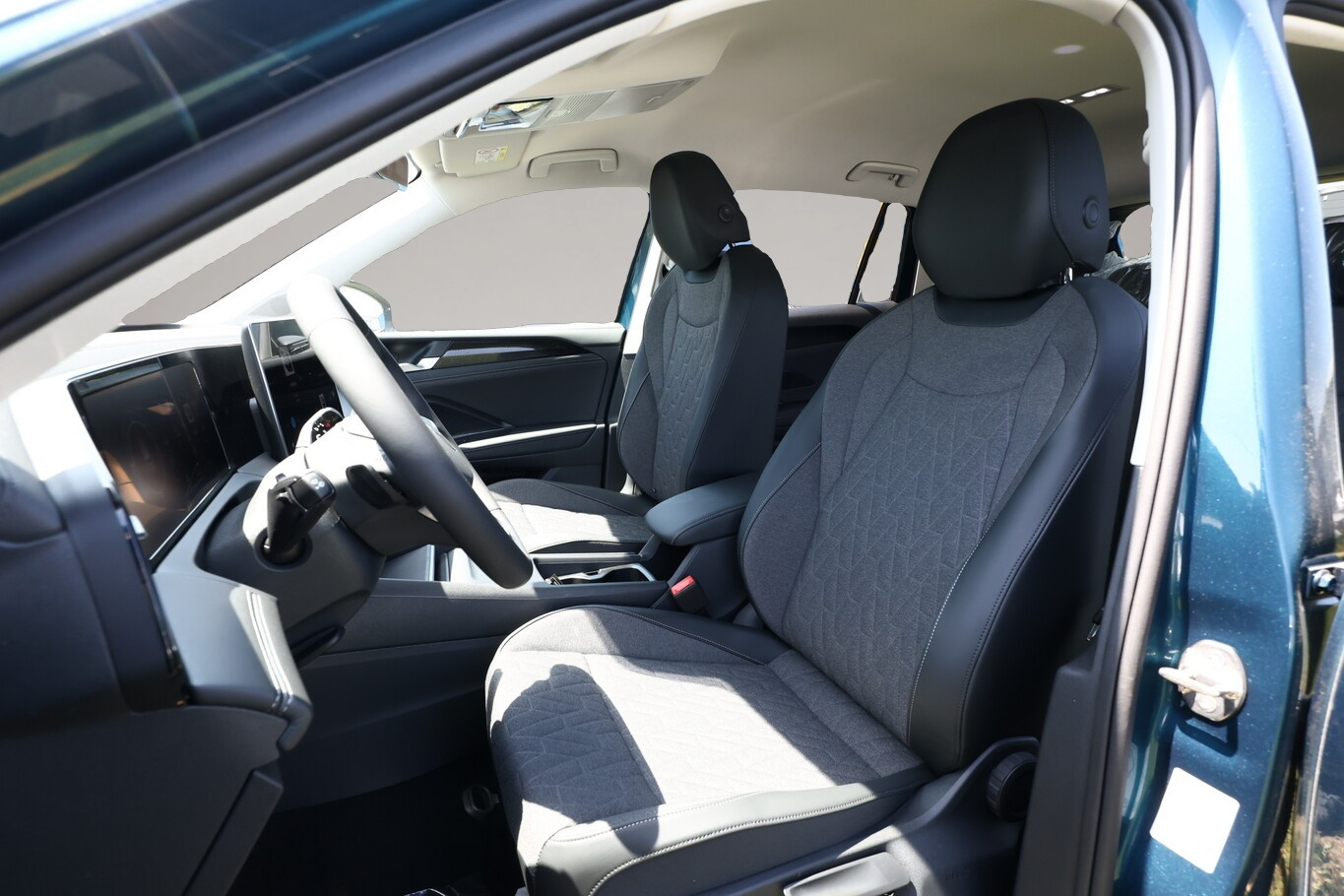 Bild 5 Volkswagen Tiguan DSG LED+ IQ.DRIVE 5JGar SHZ Keyl 17Z ACC
