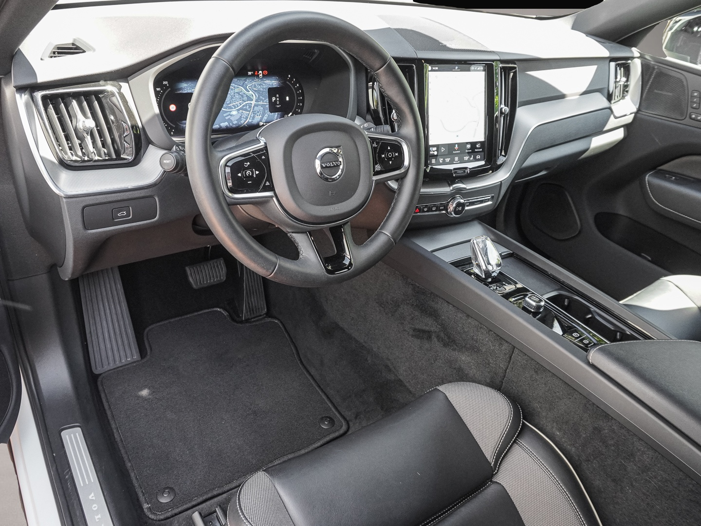 Bild 7 Volvo XC60 Plus Dark 2WD StandHZG Leder Digitales Cock